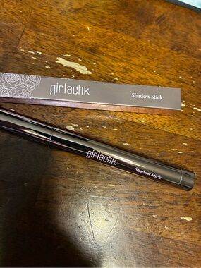 Girlactik Shadow Stick Creamy Taupe Eye Pencil